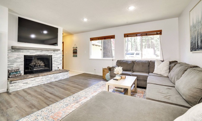 Al Tahoe Cabina | 1/2 Mi to Lake Tahoe: Pet-Friendly Cabin