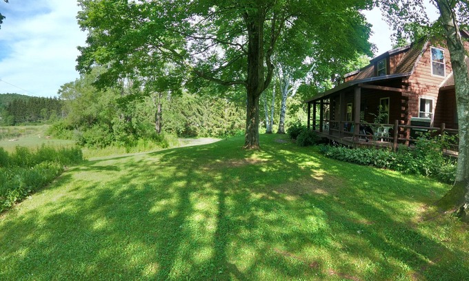 Ellicottville Cabina | 1/2 mile to EVL, Lake, HOT TUB, Pets welcome