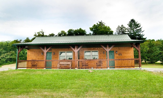 Flintstone Chalet De Esquí | 1/2 of a double cabin with two queen beds (sleeps 4).