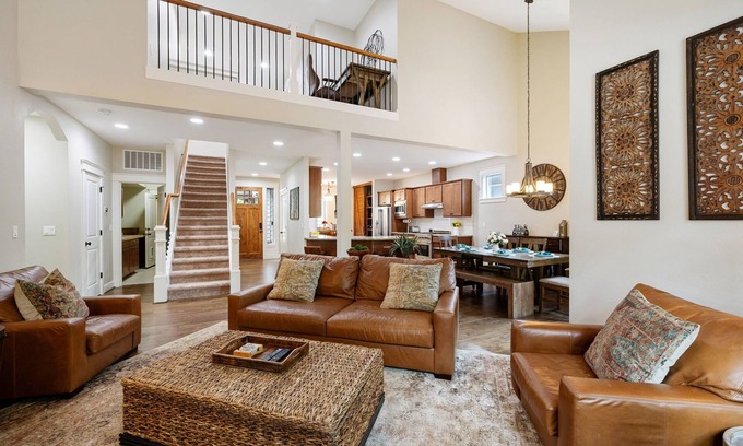 West Haven-Sylvan Casa | 1.2M New Luxury Home, Hot Tub, 4 King Beds, 2 in-Suites, Fast Wifi