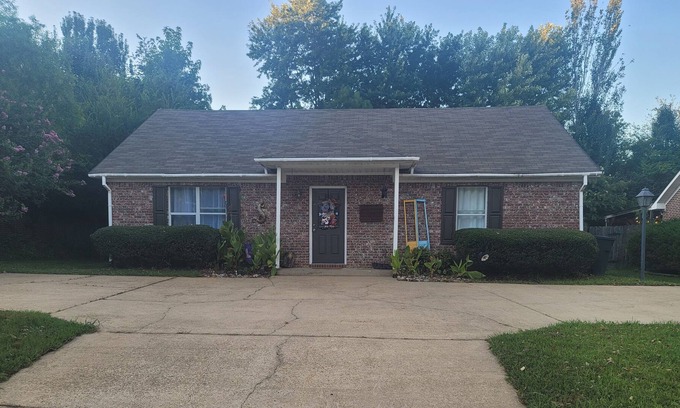 Oxford Casa | 1.5 mi to campus/2 mi to square. 2 bedroom/ 2 bath house with fenced in backyard