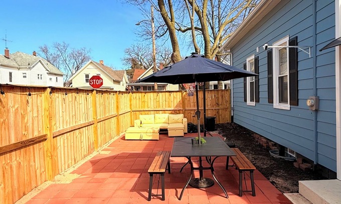 Michigan City Casa | 1.7ml to Beach Mall/Zoo/Casino 8 ppl/fence patio