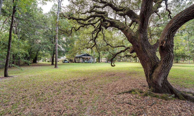 Lakeside Casa | 1 Acre Home |Woodsy & Fenced |Dogs Ok |Firepit |Close to Dining/Shops | Moody Oaks Rental Next Door