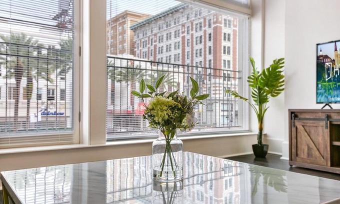 Central Business District Apartamento | 1 and 2 BR Private Condos Steps Away From French Quarter