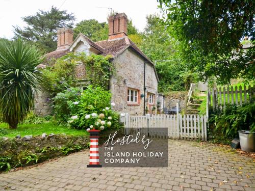 Shanklin Casa | 1 Apse Castle Cottage - Chocolate Box Cottage, Pet-Friendly 16th Century Cottage, surrounded by Ancient Woodland in Shanklin