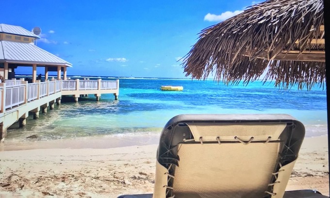 Colliers Bay Hotel | Suite de 1 Bd - Junto a la piscina - Propiedad en la playa de arena blanca y agua cristalina.
