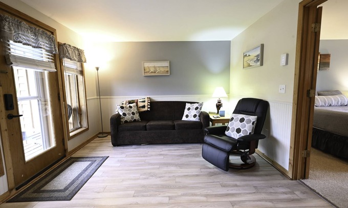 Mancelona Condominio | Limpio acogedor 1 hab. 1 baño Vista de la montaña en el campo de golf, acceso a la piscina, WiFi!