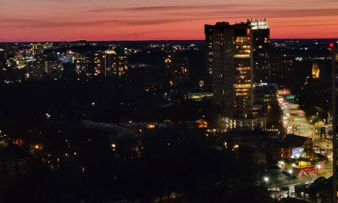Buckhead Village Condominio | 1 hab / 1BATH planta superior Buckhead condominio con fenomenales vistas y aparcamiento de motocicletas