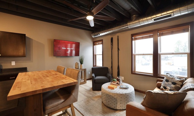 Minocqua Condominio | 1 BDRM Downtown Minocqua! Perfect for couples or work trips!