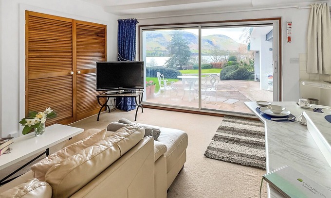 Watermillock Cabaña | Escape to Rampsbeck Lodge on Ullswater, a retreat in Watermillock with stunning views of Ullswater.