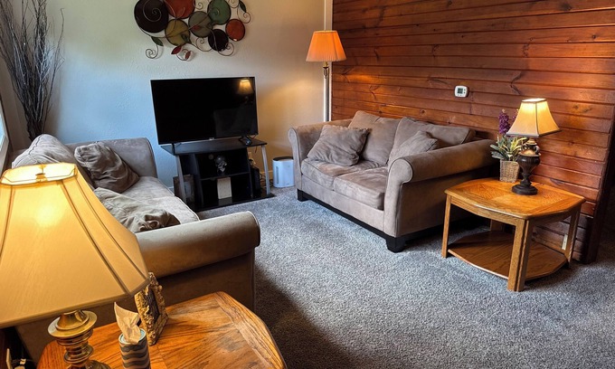 Beaverdale Apartamento | 1 bed, 1 bath close to VA no stairs.