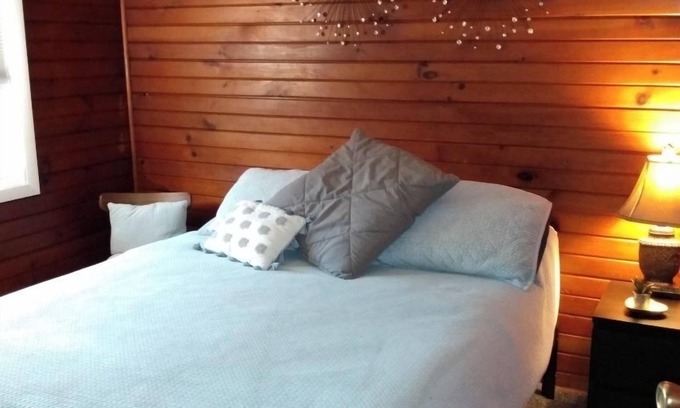 Beaverdale Apartamento | 1 Bedroom 1 Bath Apartment with AC, WiFi in Des Moines near VA Hospital