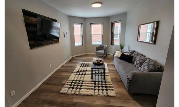 Quincy Apartamento | 1 Bed Apt w/W&D, 1 block to Hospital wifi, parking