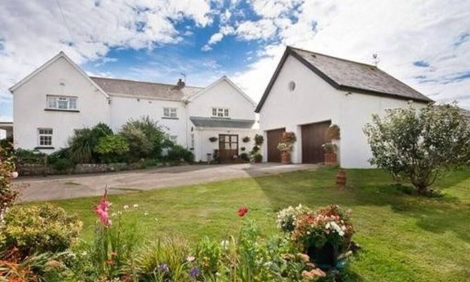 Gileston Cabaña | 1-Bed Cottage on Coastal Pathway in South Wales