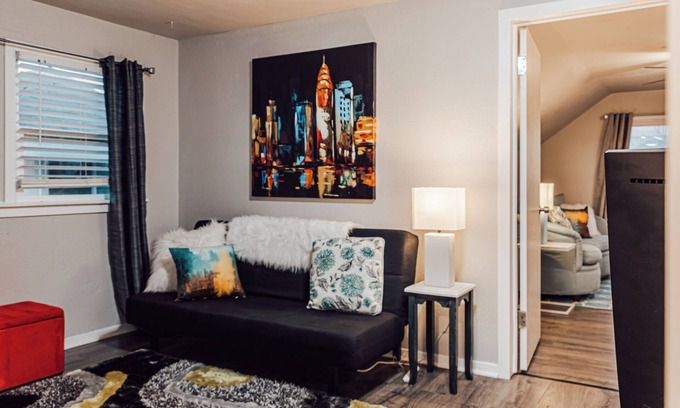 People's Freeway Apartamento | 1 Bed/Downtown Apt/Free Parking/Kitchen/Workspace