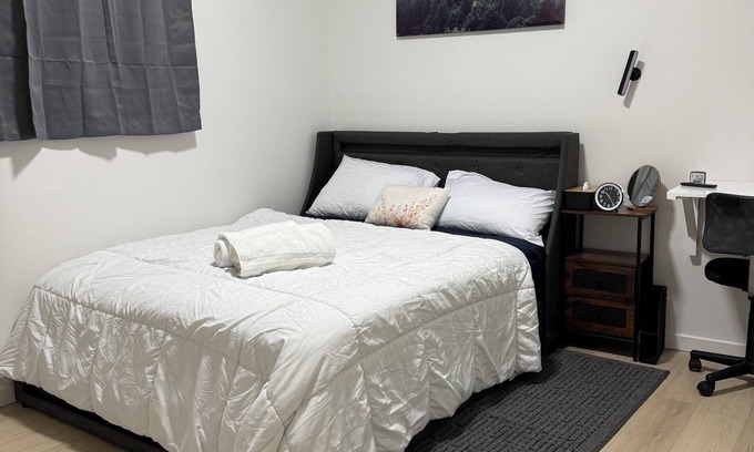 Northwest Calgary Apartamento | 1 Bed En-suite Bath in Calgary near the Airport. Clean & Cozy