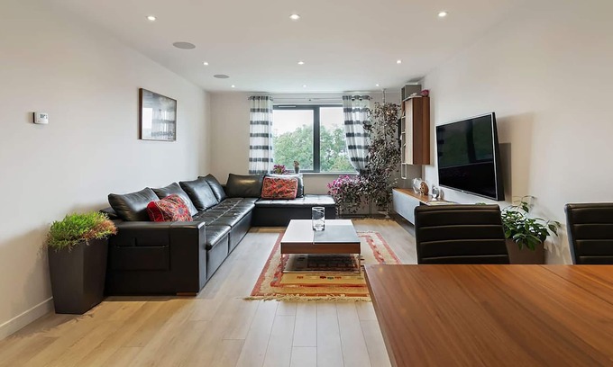 Friern Barnet Apartamento | 1-Bed Flat| Spacious| Near Station| North London
