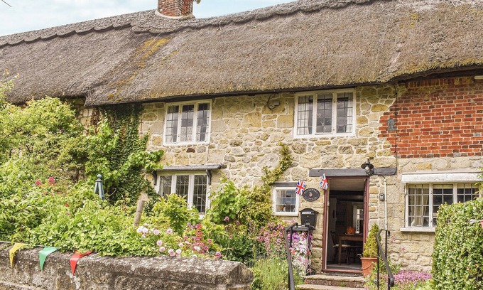 Fontmell Magna Cabaña | This chocolate box thatched cottage is the perfect romantic getaway to either explore or relax.