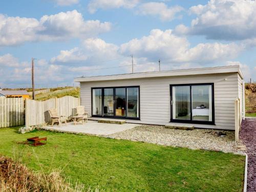 Dinas Casa | 1 Bed in Aberdesach 90624