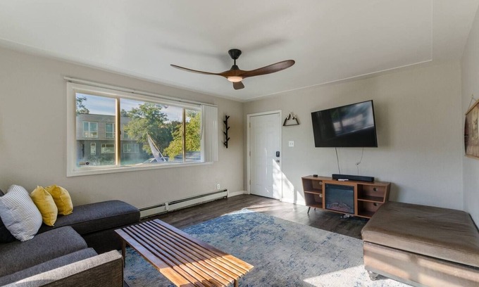 Valverde Casa | 1-bed vacation home w/ King bed just 6 minutes from Empower Field at Mile High