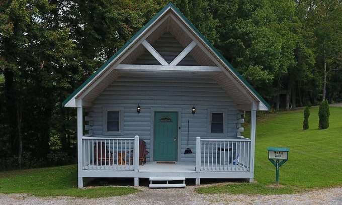 Blue Jay Cabina | 1 Bedroom 1 Bath Cabin (Beaver, WV)
