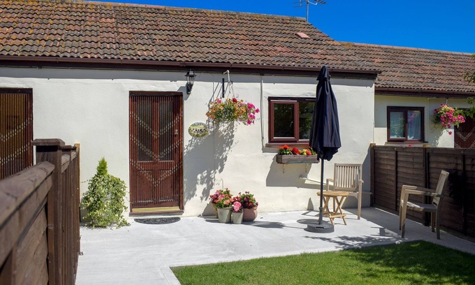 Weston-super-Mare Cabaña | 1 bedroom accommodation in Lympsham, near Weston-super-Mare