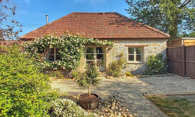 Shepton Mallet Cabaña | 1 bedroom accommodation in Pilton, near Shepton Mallet