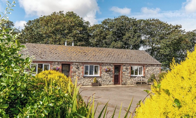 Haverfordwest Cabaña | Set in the heart of the Welsh countryside on a ‘storybook’ working farm.