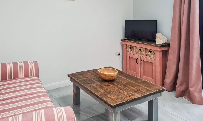 Ynysddu Cabaña | 1 bedroom accommodation in Mynydd Islwyn