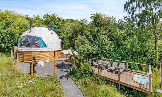 Llanbrynmair Cabaña | A spacious glamping dome in rural Wales, sleeping two guests in complete luxury.