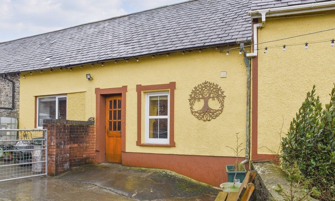 Pentrefelin Cabaña | 1 bedroom accommodation in Llanfynydd