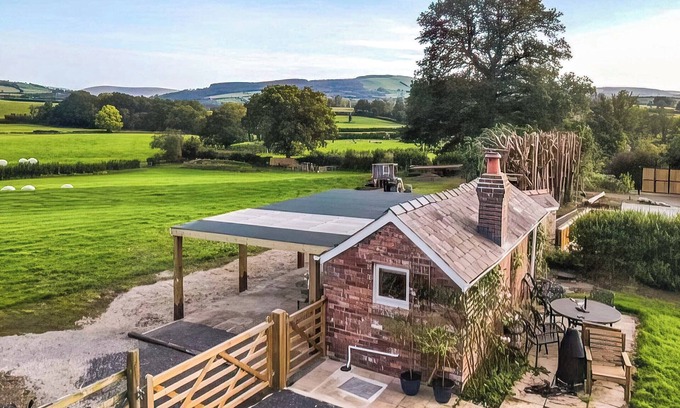 Llangadog Cabaña | 1 bedroom accommodation in Llangadog , Carmarthenshire