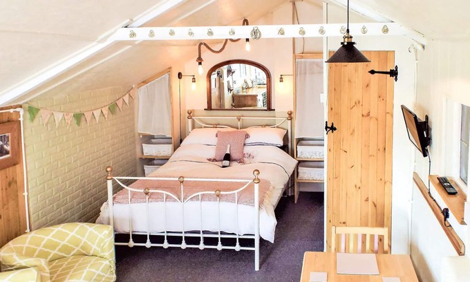 Dihewid Cabaña | 1 bedroom accommodation in Ty Gwyn, near Aberaeron