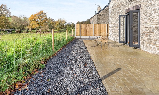Lampeter Cabaña | 1 bedroom accommodation in Cribyn, near Lampeter