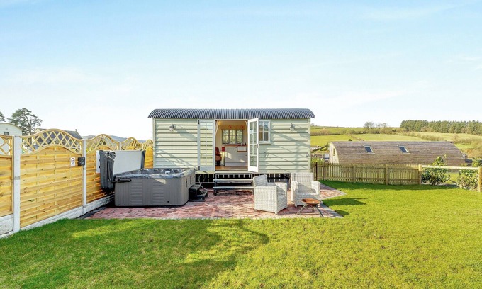 St Harmon Cabaña | Perfect for a romantic break away, this shepherd’s hut boasts its own private hot tub.