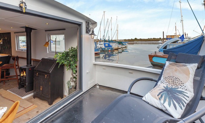 Heybridge Cabaña | Widebeam steel barge on the river in the historic town of Maldon, with amenities on the doorstep.