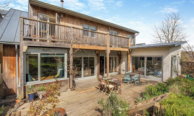 Totnes Cabaña | Discover this eco-friendly one-bedroom holiday apartment near the town of Totnes.