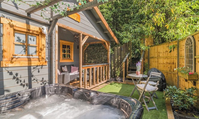 New Forest District Cabaña | 1 bedroom accommodation in Ringwood, New Forest