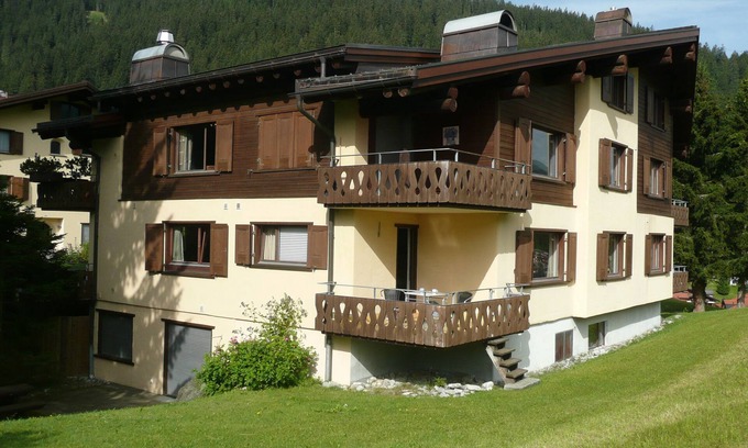 Klosters-Serneus Apartamento | Apartamento 2½-habitación en un chalet con impresionantes vistas de Klosters y las montañas.