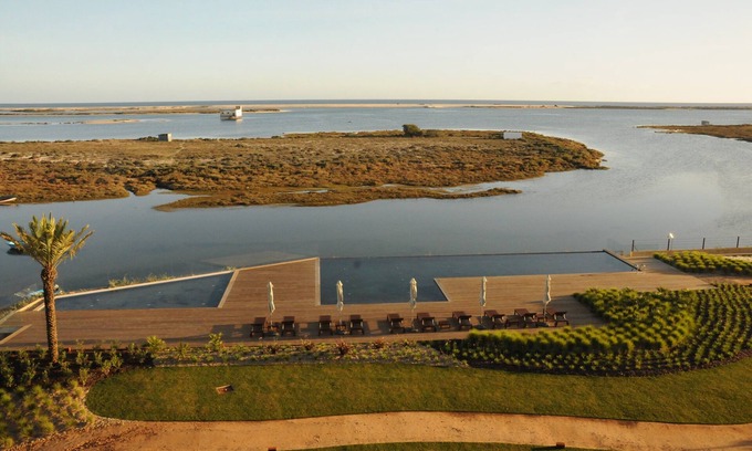 Fuseta Apartamento | Apartamento de 1 dormitorio en el Algarve con vistas a la ría y al mar con jardín y piscina.