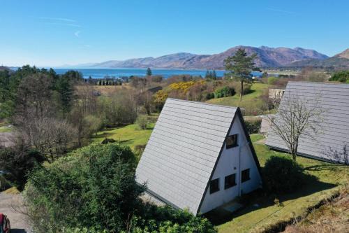 West Laroch Chalet De Esquí | 1 Bedroom Cabin with Mountain & Loch Views - Quiet Location between Glencoe & Ben Nevis