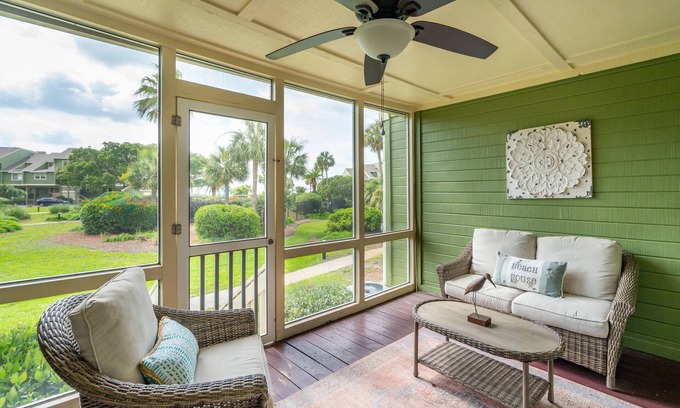 Charleston County Condominio | 1 Bedroom condo, Steps to Beach Access & Pool - 7B Mariners Walk