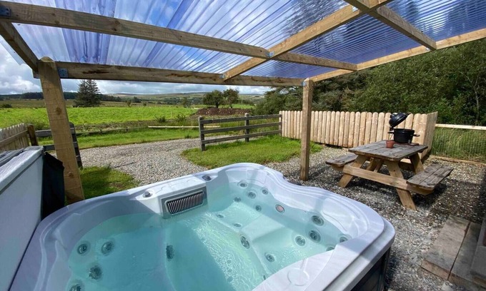 Coleraine Apartamento | 1 bedroom cottage with private hot tub.