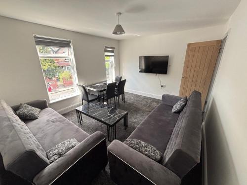 Didsbury Apartamento | 1 Bedroom Flat - Manchester Airport Apartment - 7 mins to MAN - Staycations & Business stays!