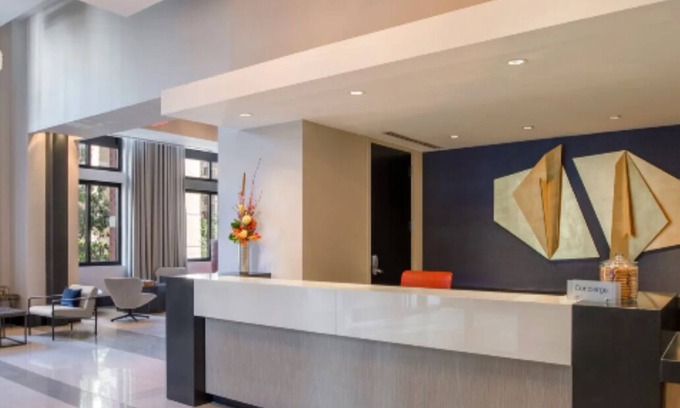 Radnor - Fort Myer Heights Apartamento | 1-Bedroom in Arlington Featuring Modern Gym & Climate Control