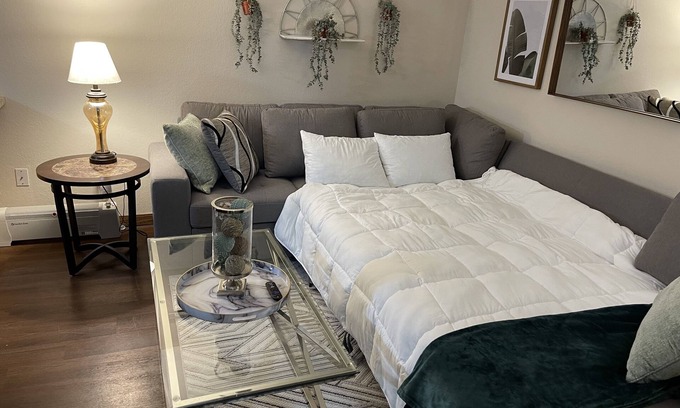 La Crosse Apartamento | 1 Bedroom lake facing apartment less than 8 miles From Downtown La Crosse.