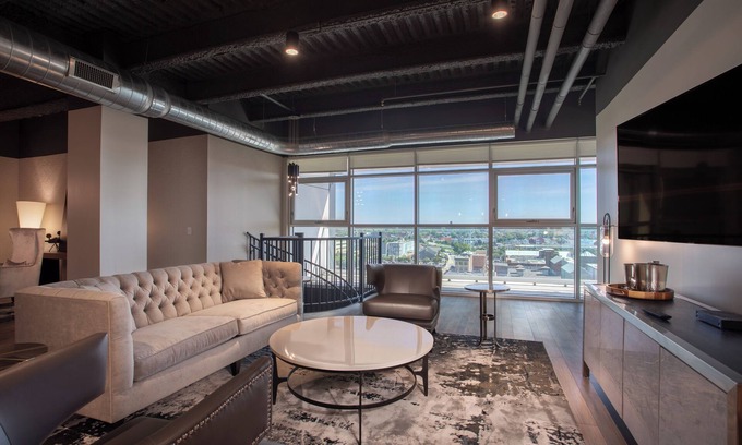 Downtown Buffalo Condominio | 1 Bedroom Luxury Bi-Level Condo in Downtown Buffalo - Rooftop Bar, Bowling Alley