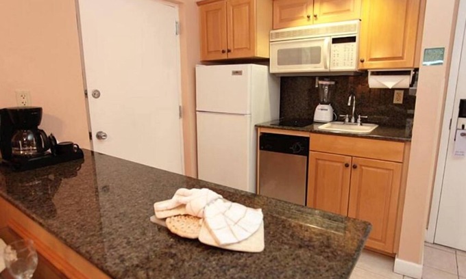 Palm Beach Shores Complejo | 1-bedroom resort with WiFi, AC in superb Palm Beach Shores