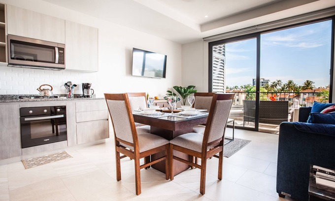 Díaz Ordaz Condominio | 1 Bedroom/Rooftop pool, Punto Madeira in Versalles 1BD Condo for rent in Versall