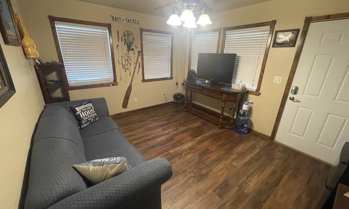 Grove Casa | 1 Bedroom/sleeper sofa/Large Bath sleep 5 close to Restaurants/ramps/gas/Walmart